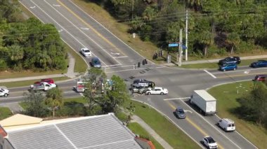 Amerikan caddesinde araba kazası. Acil servis, ABD 'de trafik kazası kurbanlarına yardım ediyor.