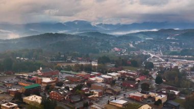 Alacakaranlıkta Franklin şehir merkezinin hava manzarası. Aydınlatılmış turistik sokaklar ve Great Smoky Dağları manzarası. Kuzey Carolina seyahat hedefi