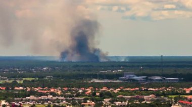 Florida 'nın banliyölerinde yangın dumanı yükseliyor.