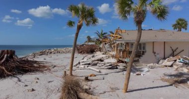 Milton Kasırgası Florida, Manasota Key 'deki rıhtım evinde şiddetli hasara yol açtı. Körfez kıyısındaki evim yıkıldı.
