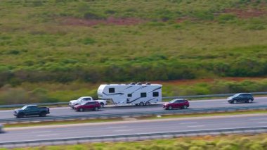 Amerika 'ya giderken kampçıyla seyahat etmek. Çekici karavanı son sürat Amerikan otoyolunda sürüyor. Seyahat ulaşım altyapısı
