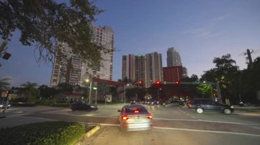 Amerikan Ulaşım Konsepti. Miami şehir merkezinde gece araba sürüyor. Florida yolu trafiği hareketli
