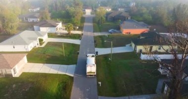 Amerikan çöp kamyonu kırsal kesimdeki çöp kutularını topluyor.