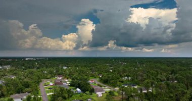 Florida 'nın varoşlarında yaz fırtınası sırasında sağanak yağış bekleniyor. Nemli iklimde tropik yağmur yağışıweather forecast.