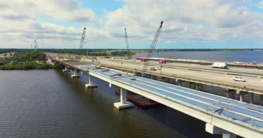 Ellenton, Florida 'da karayolu köprüsü inşaatı. Asker J.D. 'nin gelişimi. Young Memorial Köprüsü, Manatee Nehri 'ni geçiyor. Hareket halindeki arabalı Amerikan otoyolu.