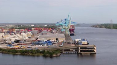 Georgia, Savannah limanındaki konteynır gemisi yükleniyor. Üretilen malların uluslararası sevkiyatı için konteynırlar