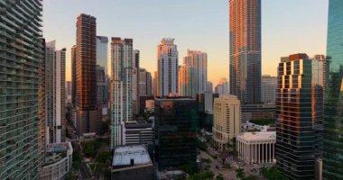 Gün batımında Florida, ABD 'deki Miami şehir merkezi ofis bölgesinde. Modern Amerikan şehrindeki yüksek ticari ve meskun gökdelen binaları