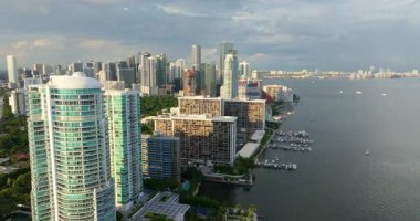 Miami, Florida 'da sahil şehri. Gün batımında. ABD şehir merkezindeki rıhtımlı gökdelen binaları. Ticari finans bölgesiyle Amerikan megapolis