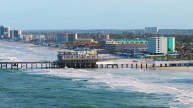 Florida, Daytona Sahili 'ndeki Ana Cadde İskelesi' ndeki restoran, yakındaki konaklama ve sahil faaliyetleri ile kıyı turizminin odak noktası olarak hizmet veriyor.
