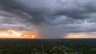 Florida 'da şiddetli sağanak yağmur ve çarpıcı bulut oluşumları. Alacakaranlıkta banliyö manzarasına yağan yağmur suları