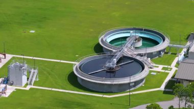 Su arıtma tesisi, kirleticileri ev ve işletmelere dağıtmadan önce temizleme ve işleme için temel bir altyapıdır.