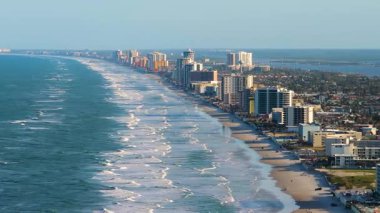 Florida 'daki Amerika kıyı kasabası Daytona Sahili. Parlak modern apartmanlar ve halka açık sahil erişimi olan okyanus manzaralı oteller.