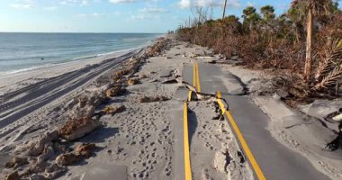 Milton Kasırgası dalgası Blind Pass Plajı 'ndaki Manasota Key yolunu yok etti. Florida 'daki liman altyapısında ciddi hasar var..