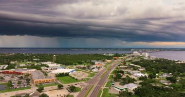 Charlotte Harbor, Florida 'da şiddetli bir fırtına var. Fırtına bulutlarından kıyı bölgelerine düşen yağmur suyu