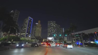 Gece Miami 'de araba kullanırken görülmüş. Florida şehir altyapısı ile aydınlatılmış Amerikan sokakları. Ulaşım kavramı