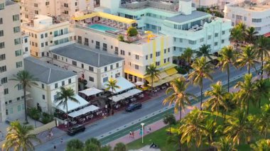 Florida 'nın Miami Beach turistik bölgesinde Popular Ocean Drive. Drone bakış açısı