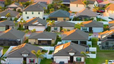 ABD 'de birinci sınıf konut geliştirme. Güneybatı Florida 'da yeşil palmiye ağaçları arasında pahalı evler.