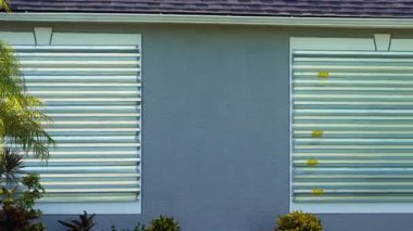 Kasırganın ev pencerelerini koruması için çelik fırtına kepenkleri. Florida 'daki doğal felaketten önce koruyucu tedbirler.