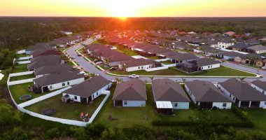 Amerikan şehrinin kenar mahallelerindeki kırsal yerleşim alanındaki banliyö evleri