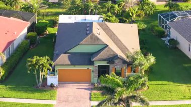 Güney Florida 'da pahalı evleri olan zengin bir mahalle. ABD Premium konut piyasasının gelişimi