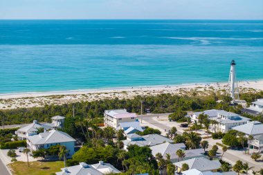 Florida 'nın güneybatısındaki Gasparilla Adası' ndaki küçük Boca Grande kasabasında büyük yerleşim yerleri. Kırsal ABD banliyölerindeki Amerikan rıhtım evleri.