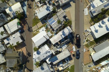 Yukarıdan bakıldığında Ian Kasırgası tarafından yıkılan Florida 'daki taşınabilir evler görülüyor. Doğal afetin sonuçları..