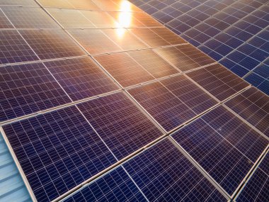 Ticari çatı tamamen fotovoltaik panellerle kaplı, yenilenebilir elektrik üreten ve ekolojik enerji çözümlerini destekleyen