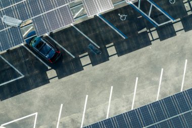 Park alanının gölgesine kurulmuş kasırga rüzgârlı güneş panelleri tarafından, temiz enerji üretimi için park edilmiş arabalar için tahrip edildi. Şiddetli hava şartlarının Florida altyapısına zararı.