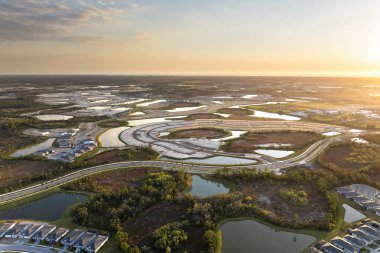 Hazırlanmış zeminde inşaatın başlaması. Amerikan kırsal kesiminde büyük bir inşaat alanı. ABD banliyölerinde konut geliştirme. ABD 'de emlak piyasası.