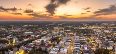 Savannah, Georgia 'da. Eski tarihi şehrin kentsel manzarası. Gün batımında ABD şehir manzarası.