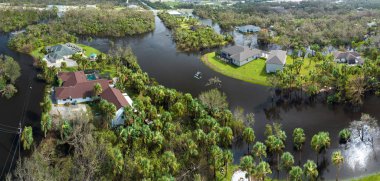 Doğal afet sonrası. Florida yerleşim bölgesinde Ian kasırgası ile sel basmış evler..