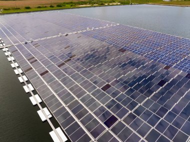Yenilikçi yüzen fotovoltaik paneller su yüzeyinde yenilenebilir elektrik üretiyor. Arazi kullanımı veya karbon emisyonları olmadan sürdürülebilir enerji üretimi için çevre dostu çözüm.