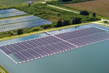 Su yüzeyinde hava kirliliği olmayan yenilenebilir elektrik üretimi. Temiz elektrik enerjisi üretmek için yüzen fotovoltaik güneş panellerine sahip sanayi göleti.