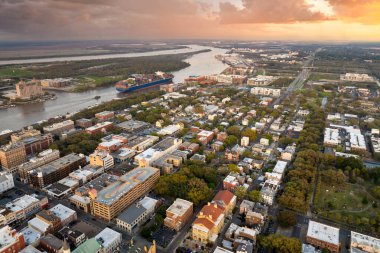 Gürcistan 'ın eski tarihi şehri Savannah' daki büyük konteyner gemisinin havadan görünüşü. Uluslararası üretim malları sevkiyatı. Günbatımında Güney Amerika mimarisi.