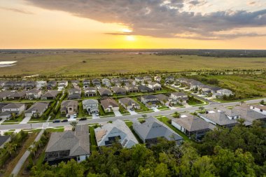 Güneybatı Florida 'da pahalı evleri olan zengin bir mahalle. Varlıklı banliyö bölgesi.
