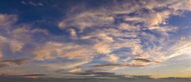 Harika bir akşam manzarası. Parlak renkli bulutlarla gün batımı gökyüzü.
