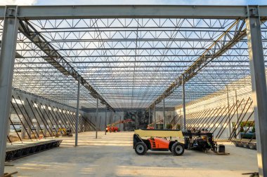 Endüstriyel depo inşaatı. Kuzey Liman, Florida 'daki yeni lojistik merkezinin metal ve beton çerçevesinin montajı.