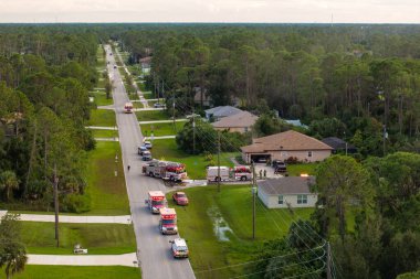 Yangın alarmına ilk müdahale ekipleri yangını söndürmeye hazır olarak geldi. Acil servis personeli Florida 'daki potansiyel yangın tehlikesine müdahale ediyor..