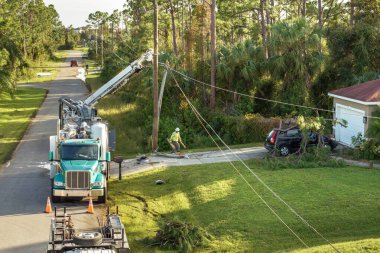 Florida banliyö bölgesinde meydana gelen kasırga sonrası hasar gören elektrik hatlarını onaran elektrik işçilerinin hava görüntüsü..