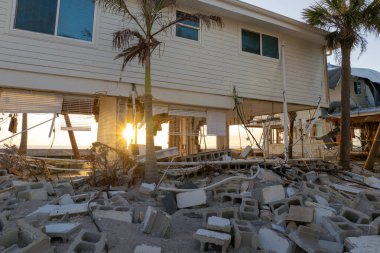 Milton Kasırgası 'ndan sonra okyanus kıyısında yıkılan evler. Doğal afet sonuçları Manasota Key, Florida 'da. Fırtına şiddetli hasar verdi..