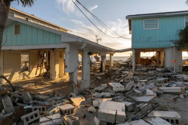 Milton Kasırgası 'ndan sonra okyanus kıyısında yıkılan evler. Doğal afet sonuçları Manasota Key, Florida 'da. Fırtına şiddetli hasar verdi..