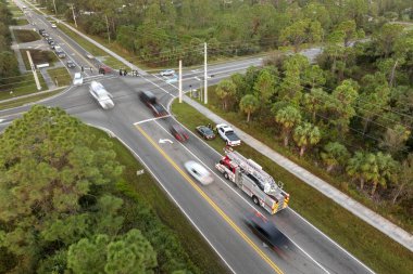 Florida 'da otoyolda araba kazası. Acil servis personeli ABD 'de şehir caddesinde araba kazası kurbanlarına yardım ediyor..