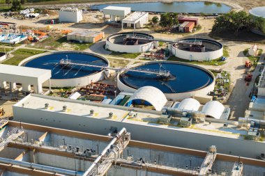 Şehir atık su arıtma tesisinde su arıtma tesisi. İstenmeyen kimyasalların, askıya alınmış katı maddelerin ve gazların kirlenmiş sıvılardan çıkarılması süreci.