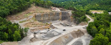 Kuzey Carolina, ABD 'deki Appalachian dağlarında inşaat endüstrisi için çakıl ocağı madeni..