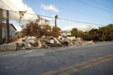 Milton Kasırgası 'ndan sonra Florida' daki Manasota Key Yolu 'nda enkaz yığınları var. Şiddetli hasar gören evlerin atıkları. Doğal afetin sonuçları..