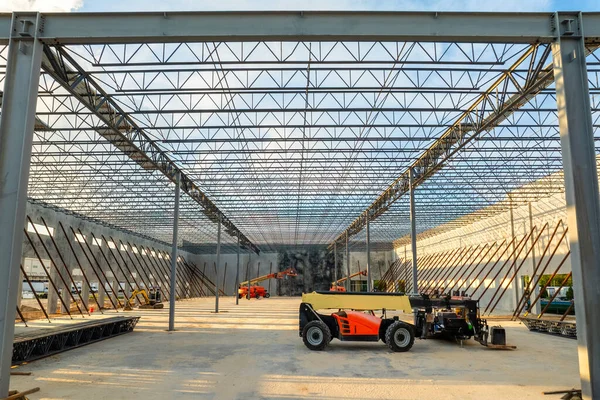 Endüstriyel depo inşaatı. Kuzey Liman, Florida 'daki yeni lojistik merkezinin metal ve beton çerçevesinin montajı.