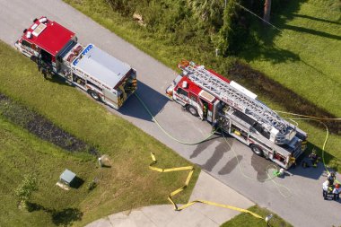 Florida Kuzey Limanı 'ndaki yerleşim yerlerindeki yangın tehlikesini araştıran itfaiyeciler..