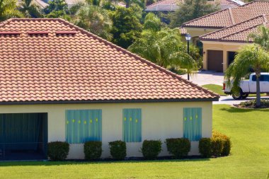 Florida 'daki evin kasırga koruması için panjurlu pencereleri var. Doğal afetten önce koruyucu tedbirler.