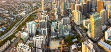 Miami, Florida, ABD şehir merkezindeki gökdelen binalarının görüntüsü. Gün batımında finans bölgesi olan Amerikan şehri.