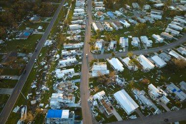 Florida yerleşim bölgesindeki Ian kasırgasından sonra ağır hasar görmüş mobil evler. Doğal afetin sonuçları..